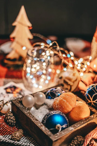 Weihnachtsspielzeug Blauer Farbe Einer Holzkiste Mit Mandarinen — Stockfoto