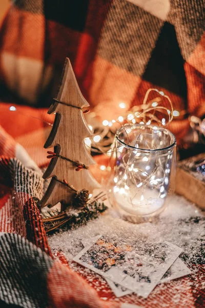 Tarjeta Navidad Atmosférica Con Nieve Artificial Guirnaldas Fondo Navidad — Foto de Stock