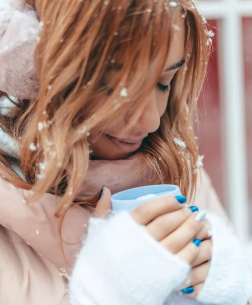 Mädchen Winter Schneeflocken Auf Dem Haar Trinkt Verträumt Heißen Kaffee — Stockfoto