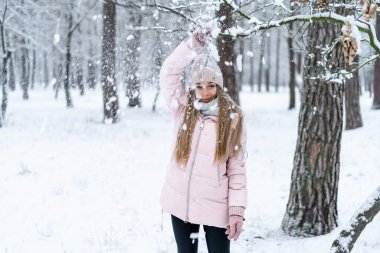 Karlı bir ormanda genç bir kız