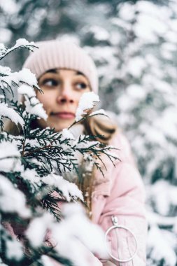 Kış ormanındaki bir kadının portresi.