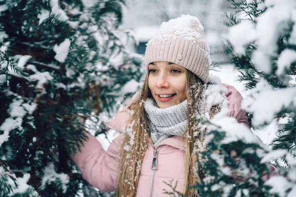 在白雪覆盖的森林里的小女孩 闭着眼微笑着 — 图库照片