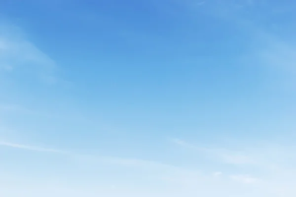 Fantastik yumuşak beyaz bulutlar mavi gökyüzü arka plan, yumuşak fo