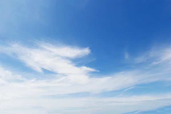 青空の背景で柔らかい fo 幻想的な柔らかな白い雲 — ストック写真