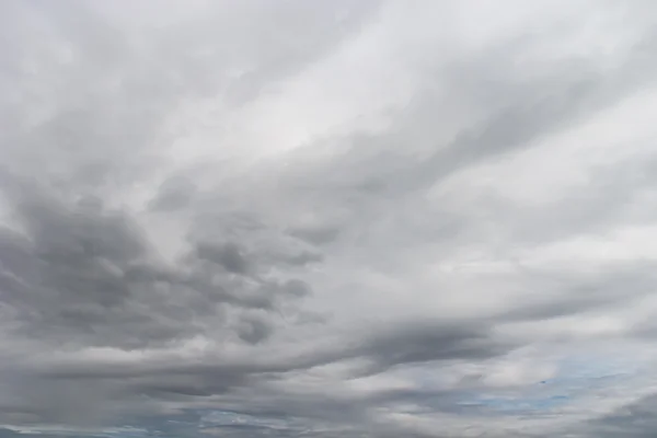 雨云在风暴之前在天空作为背景 — 图库照片