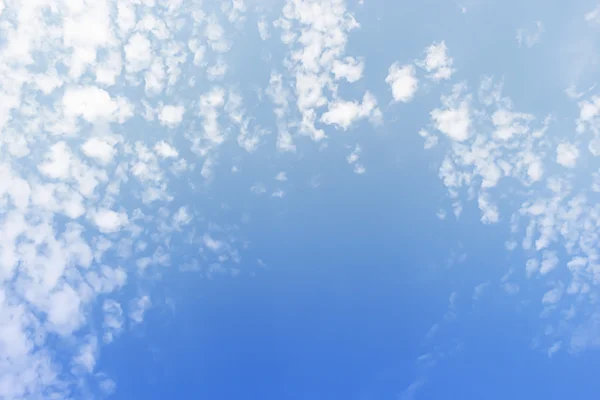 Nuvens brancas e fundo azul céu, foco suave . — Fotografia de Stock