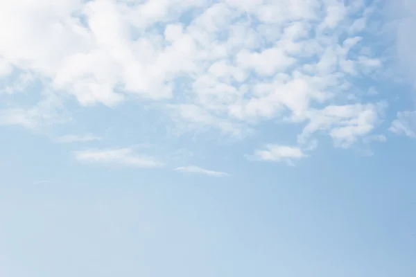 Fantastische weiche weiße Wolken vor blauem Himmel Hintergrund, weiche — Stockfoto