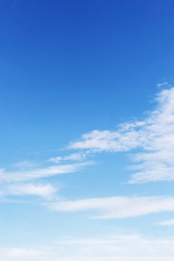 Fantastik yumuşak beyaz bulutlar mavi gökyüzü arka plan, yumuşak fo