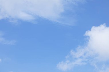 Mavi gökyüzü arkaplanı ve beyaz bulutlar yumuşak odak ve boşluk kopyala.