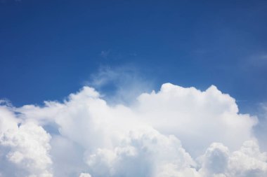 Mavi gökyüzü arkaplanı ve beyaz bulutlar yumuşak odak ve boşluk kopyala.