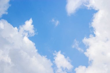 Mavi gökyüzü arkaplanı ve beyaz bulutlar yumuşak odak ve boşluk kopyala.