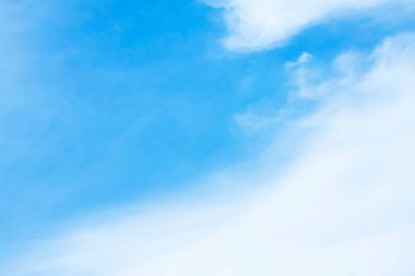 Mavi gökyüzü arkaplanı ve beyaz bulutlar yumuşak odak ve boşluk kopyala.