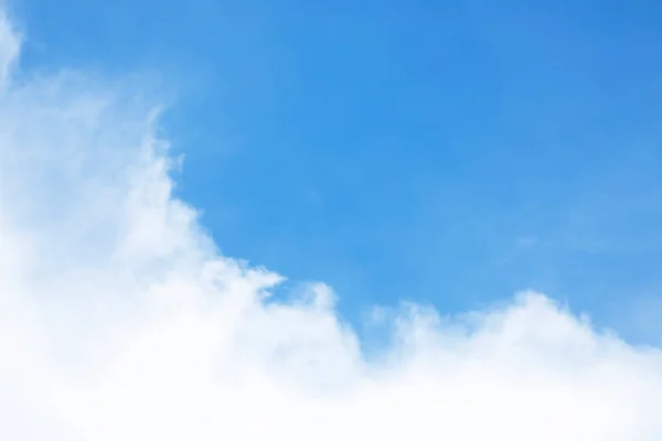 青い空とコピースペースに対する幻想的な柔らかい白い雲 — ストック写真