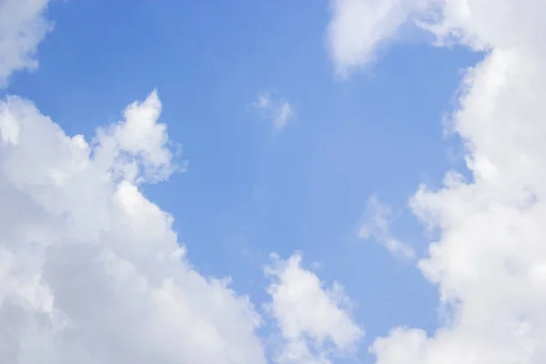 青い空の背景と白い雲のソフトフォーカス およびコピースペース — ストック写真