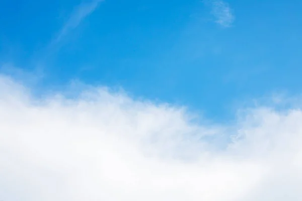 青い空の背景と白い雲のソフトフォーカス およびコピースペース水平形状 — ストック写真