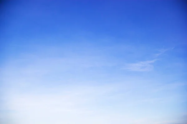 Blauer Himmel Hintergrund Und Weiße Wolken Weichen Fokus Und Kopieren — Stockfoto