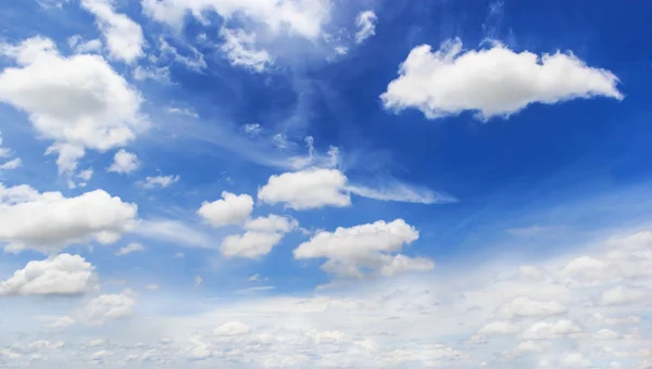 Witte wolken en blauwe lucht — Stockfoto