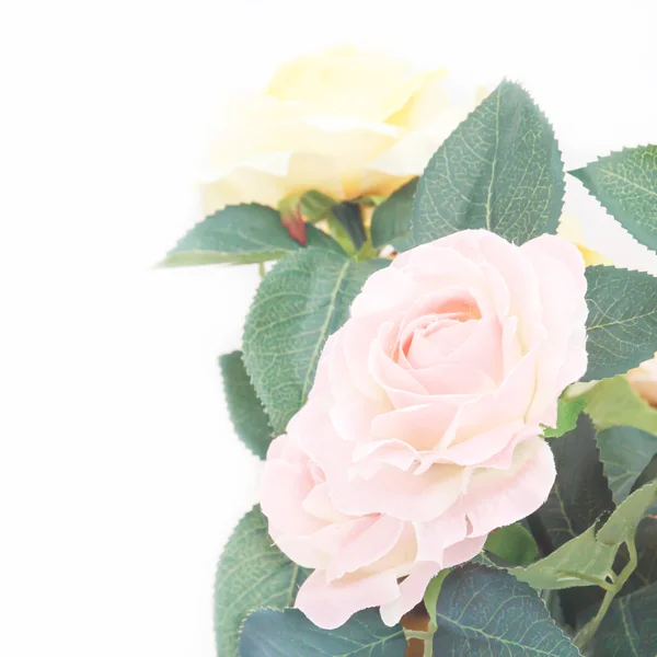 Ros fake blomma på grå bakgrund. — Stockfoto