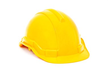 Beyaz arkaplanda sarı güvenlik kaskı