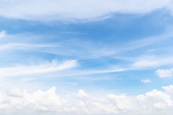 Fantastische zachte witte wolken tegen de blauwe lucht — Stockfoto