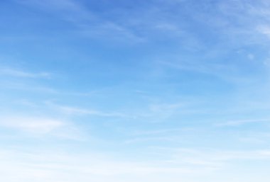 Mavi gökyüzüne karşı fantastik yumuşak beyaz bulutlar