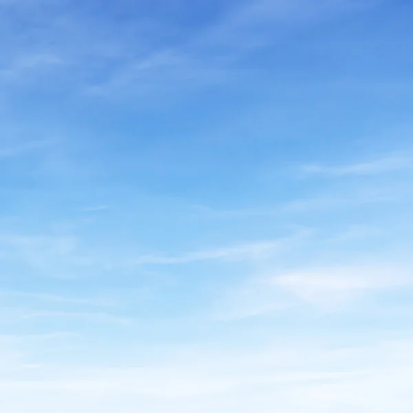 Traumhaft weiche weiße Wolken vor blauem Himmel — Stockfoto