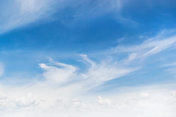 Fantastische zachte witte wolken tegen de blauwe lucht — Stockfoto