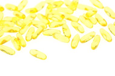 Beyaz arkaplanda balık yağı kapsülleri