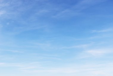 Mavi gökyüzüne karşı fantastik yumuşak beyaz bulutlar. 