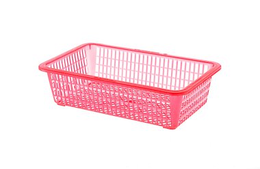 beyaz zemin üzerine kırmızı plastik sepetler 