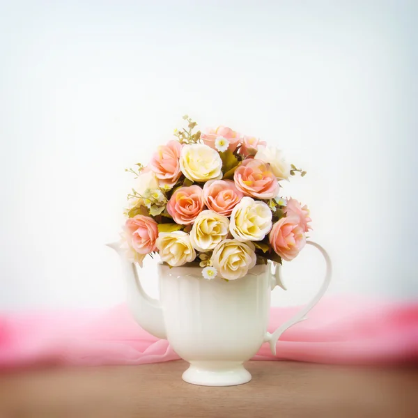 Roses en pot blanc sur table en bois et fond flou — Photo