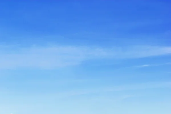Vita moln och fantastisk mjuka vita moln mot blå himmel — Stockfoto