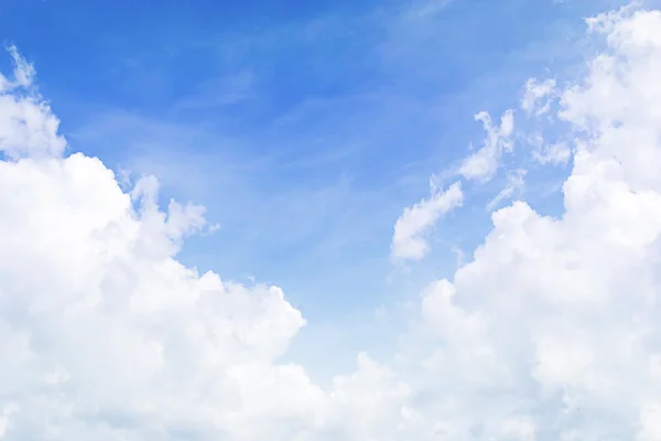 Nubes blancas y cielo azul — Foto de Stock