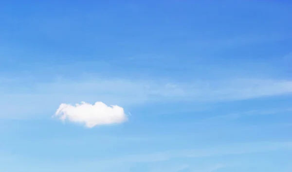 Белые облака и фантастические мягкие белые облака против голубого неба — стоковое фото