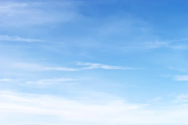 Fantastische weiche weiße Wolken vor blauem Himmel Hintergrund — Stockfoto