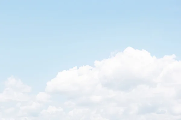 Nuages blancs et fond bleu ciel — Photo