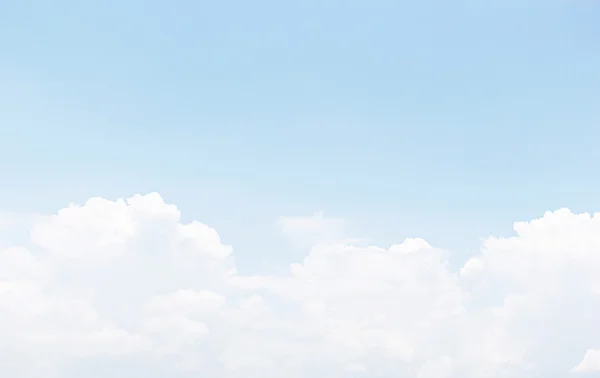 Nuages blancs et fond bleu ciel — Photo