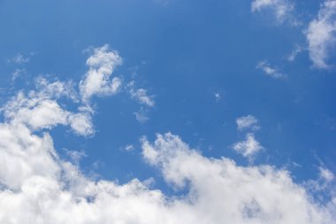 Mavi gökyüzü arkaplanı ve beyaz bulutlar yumuşak odak ve yatay şekli kopyala.