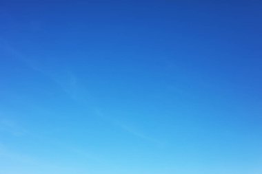 Mavi gökyüzüne karşı fantastik yumuşak beyaz bulutlar ve yatay uzay şeklini kopyalamak. Web afişi. Web sitesi başlığı.