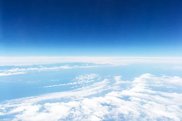 白い雲と青い空の背景 — ストック写真