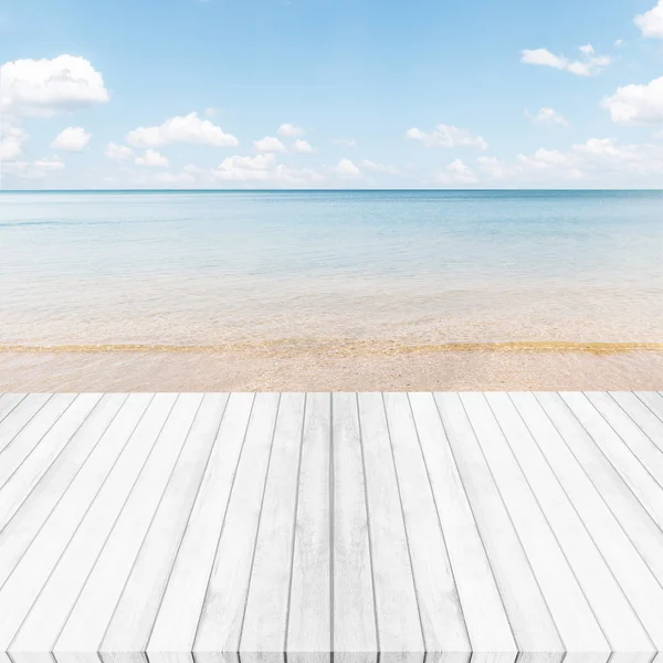 白色灰色木地板、 海、 蓝蓝的天空背景。今年夏天 — 图库照片