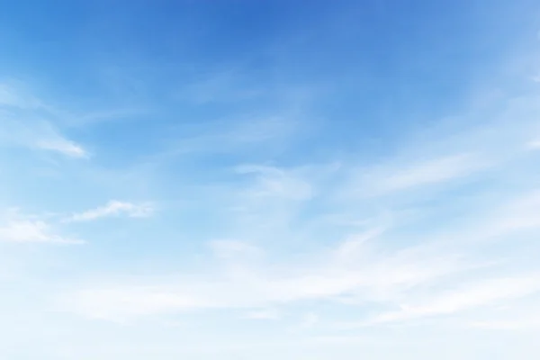 Fantásticas nuvens brancas macias contra fundo céu azul, fo macio — Fotografia de Stock