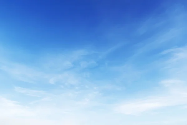 Fantásticas nuvens brancas macias contra o fundo do céu azul — Fotografia de Stock