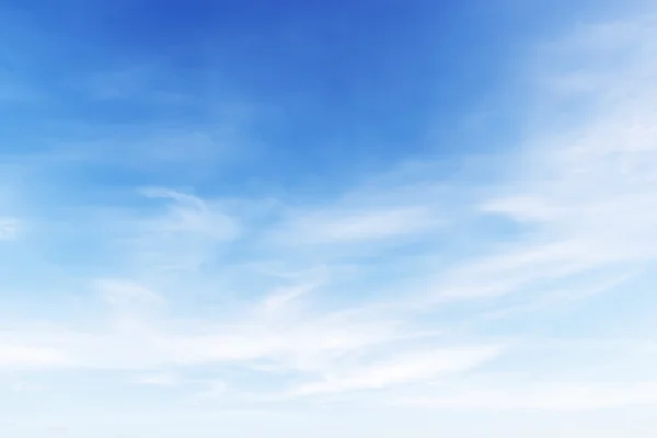 Fantastik yumuşak beyaz bulutlar mavi gökyüzü arka plan
