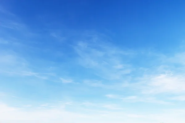 푸른 하늘을 배경으로 한 환상적 이고 부드러운 흰 구름 — 스톡 사진