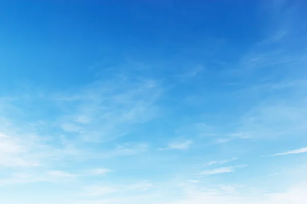 Mavi gökyüzüne karşı fantastik yumuşak beyaz bulutlar 