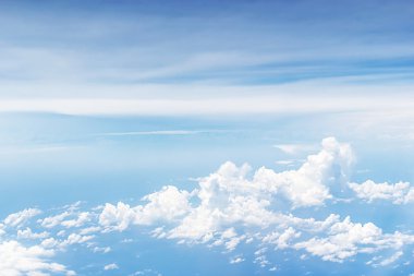 Beyaz bulutlar ve mavi gökyüzü