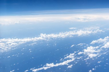 beyaz bulutlar ve mavi gökyüzü, uçakta bir resim çekmek