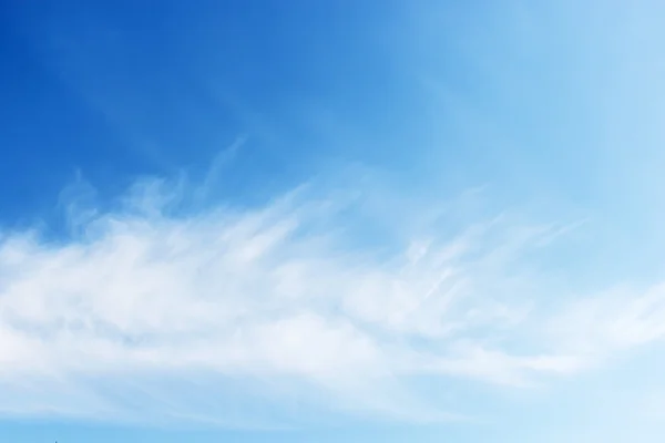 Fantásticas nuvens brancas macias contra o céu azul — Fotografia de Stock