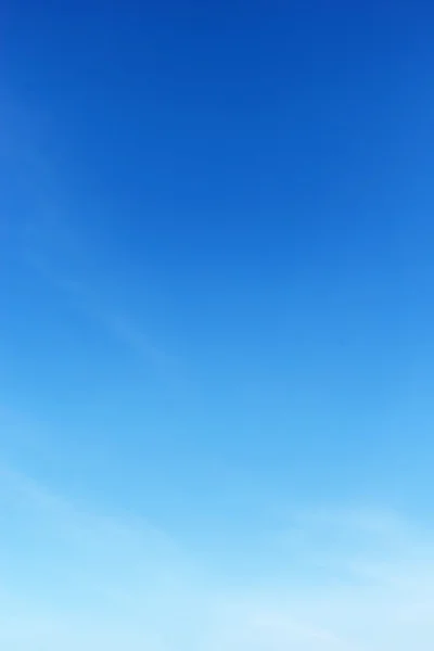 Fantásticas nuvens brancas macias contra o céu azul — Fotografia de Stock